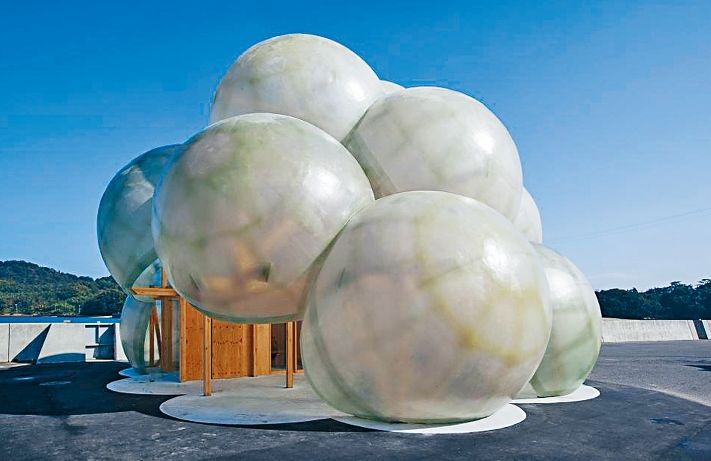 被視為直島本村港新地標的直島港碼頭,有十三個直徑四米的半透明球狀裝飾,來自西沢立衞及妹島和世的SANAA的設計。