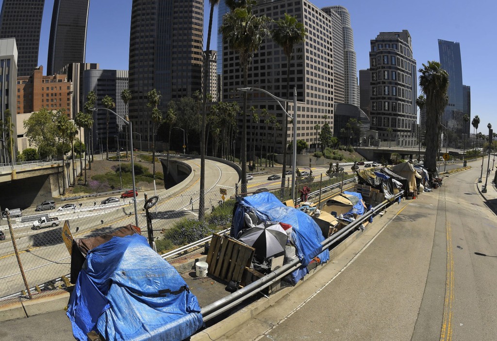 洛杉矶市内马路旁的一些无家可归者帐篷。美联社