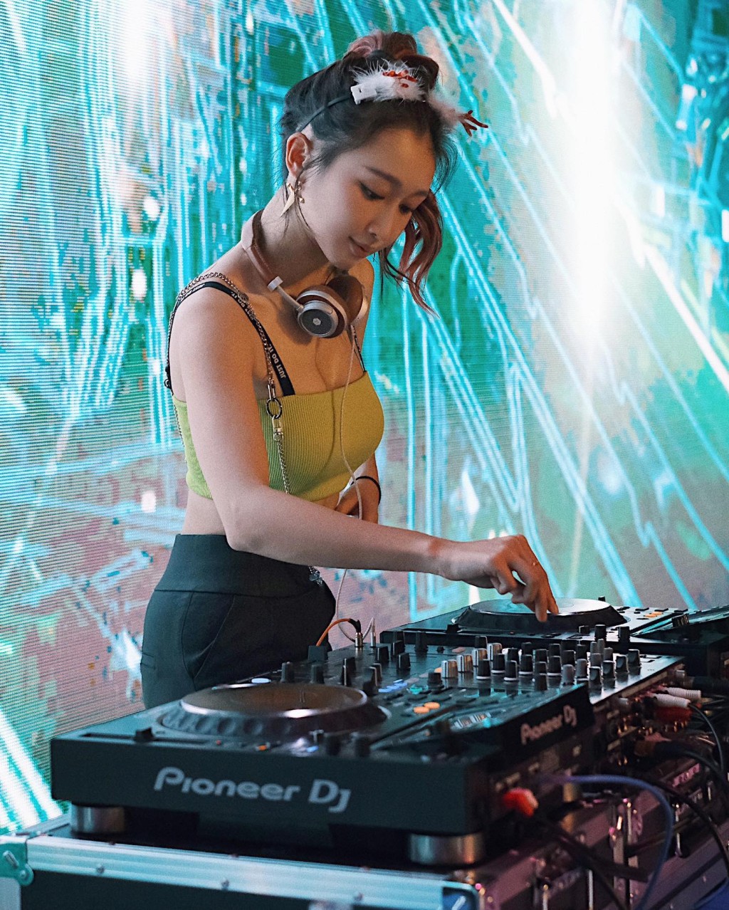 網站edmodroid.asia的「全球最性感DJ」中，樂宜排名第8位，國際知名！