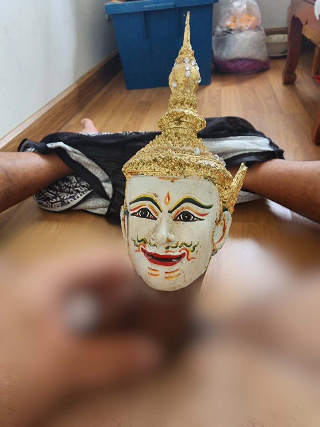 男子公開詭異的「儀式」照片，顯示下體戴上「小面具」。 X