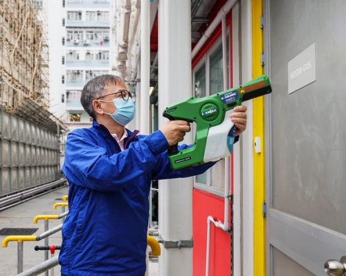 創科局副局長為「南昌 220」的公共空間噴上抗病毒塗層。 