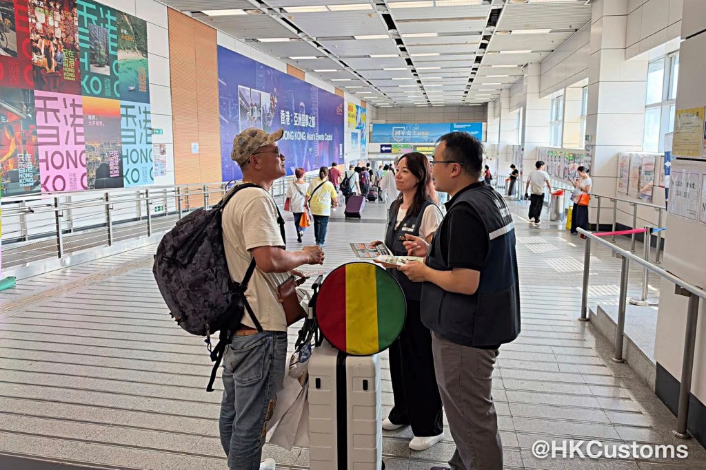海關在全港多個旅遊購物熱點加強巡查及宣傳。海關提供 海關在全港多個旅遊購物熱點加強巡查及宣傳。海關提供