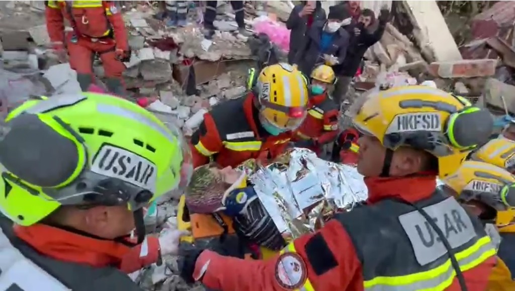 消防坍塌搜救專隊成功在災區救出三名生還者。(消防處提供)