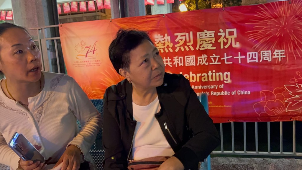 街坊杨女士（右）指死者在起火单位已居住约１0年之久。