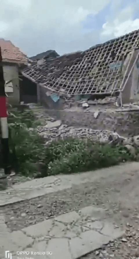 印尼發生5.6級地震，有建築物倒塌。網圖