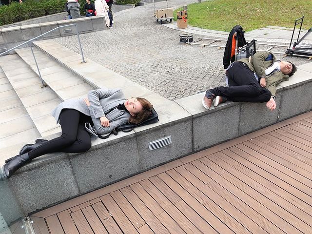 初次擔正的振朗跟龔嘉欣搏到盡開工,拍攝期間攰到死路邊照瞓。
