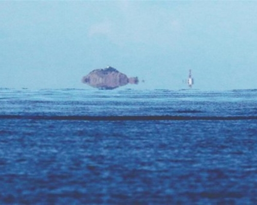 大鵬灣海面南側出現了一個魚形的海島影像。網圖