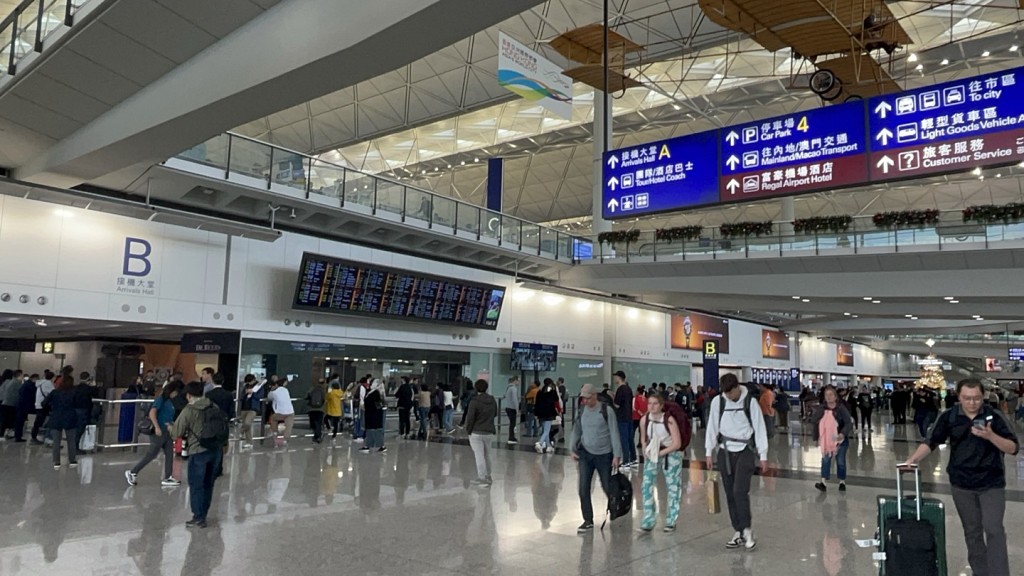 海关在香港国际机场及三个出入境管制站推出「虚拟服务大使」。杨伟亨摄
