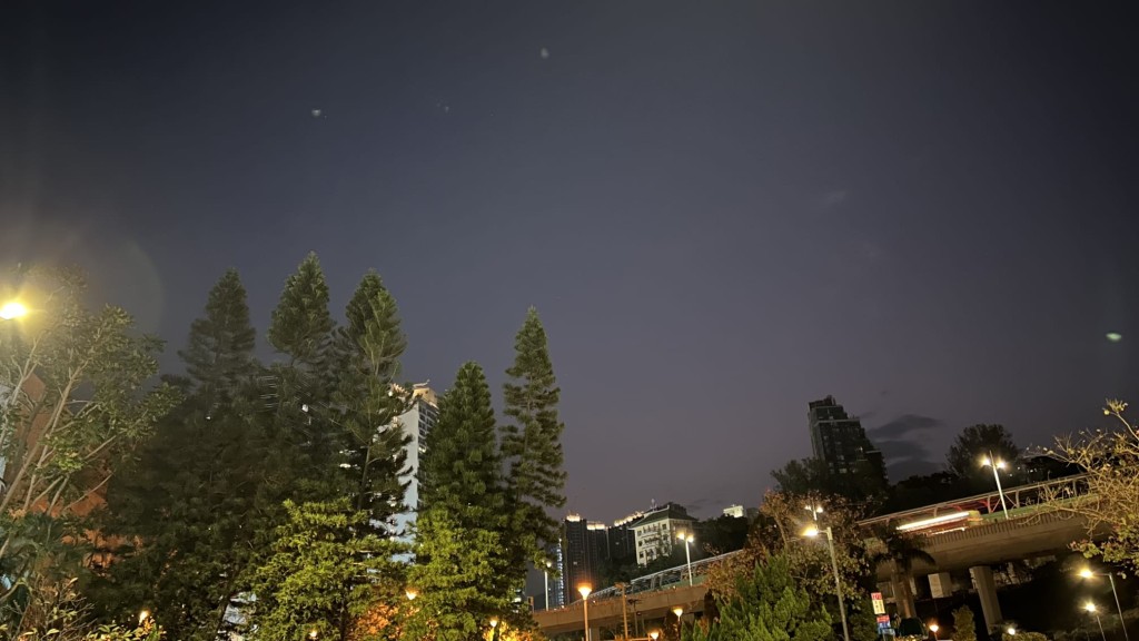 今早多處地區氣溫降至12度或以下,較昨日低四至五度。蔡楚輝攝 今早多處地區氣溫降至12度或以下,較昨日低四至五度。蔡楚輝攝