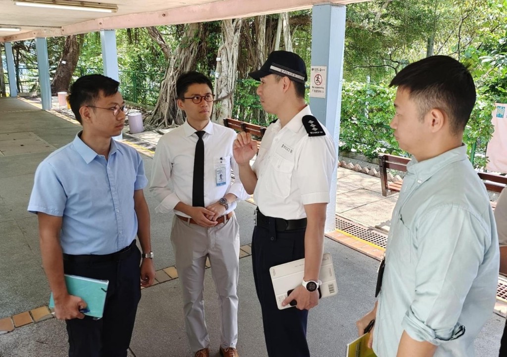 警方聯同地區人士，向市民派發反爆竊宣傳品。