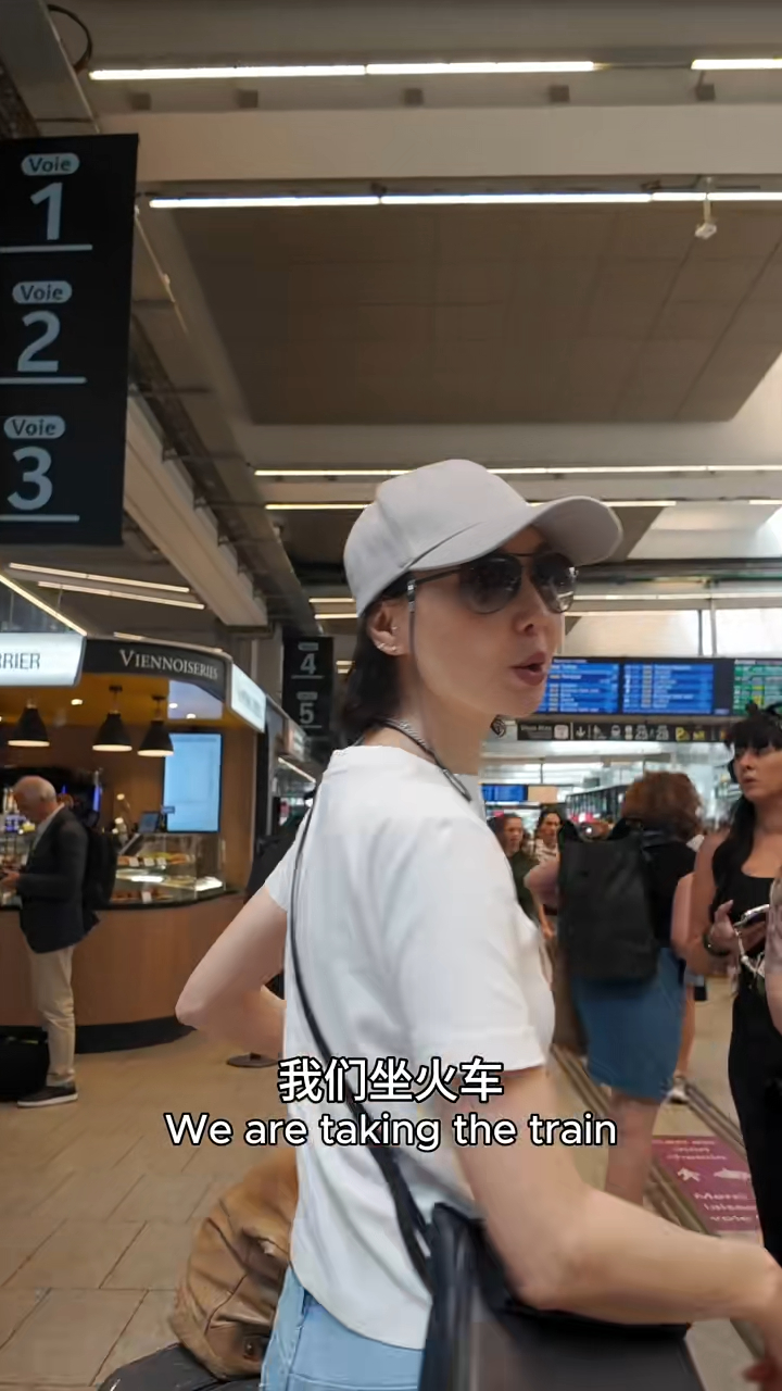 張曼玉打扮當貼地。
