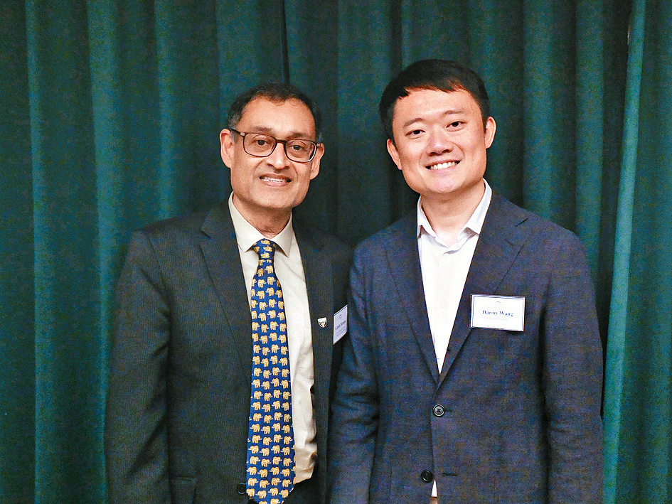 Girish Menon（左）表示，獲選的20名學生可於劍橋大學獲得難忘體驗。右為王德志。