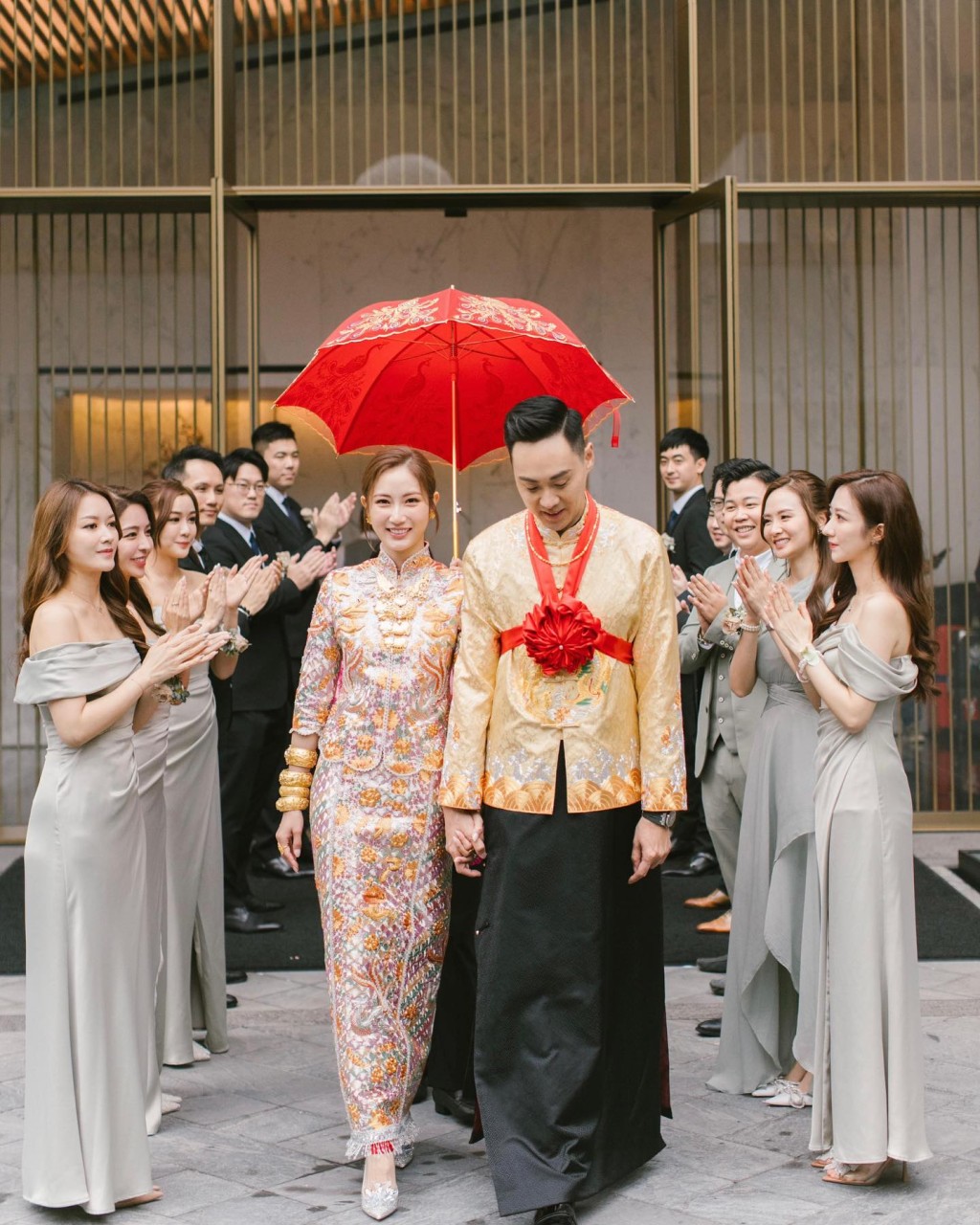 穿上裙褂出閣的蔡嘉欣頸上掛有一條巨型豬鍊,手上則戴上四對龍鳳鈪,對對都好有份量。 穿上裙褂出閣的蔡嘉欣頸上掛有一條巨型豬鍊,手上則戴上四對龍鳳鈪,對對都好有份量。