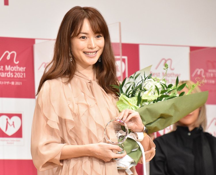 育有一子的蛯原上月獲選為「最佳媽媽」。