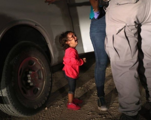 洪都拉斯兩歲女童在得州邊境哭泣。