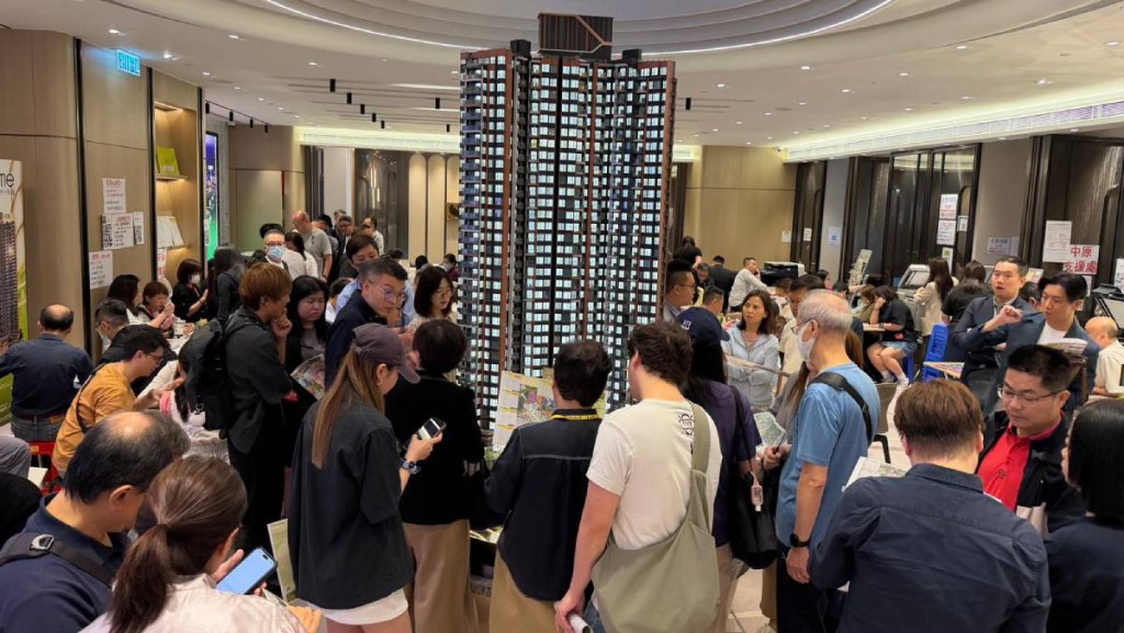形瑨暂收逾2000票 累录逾1.2万人次参观 料短期加推应市