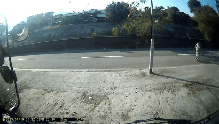 黃婦突然踩單車橫過馬路。網上截圖
