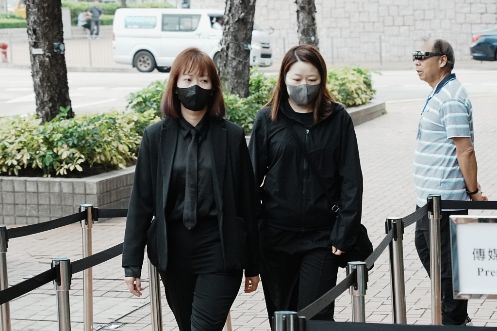 物业主任郑芷盈（右）。