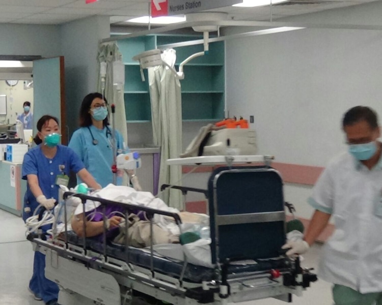 男子送院急救。