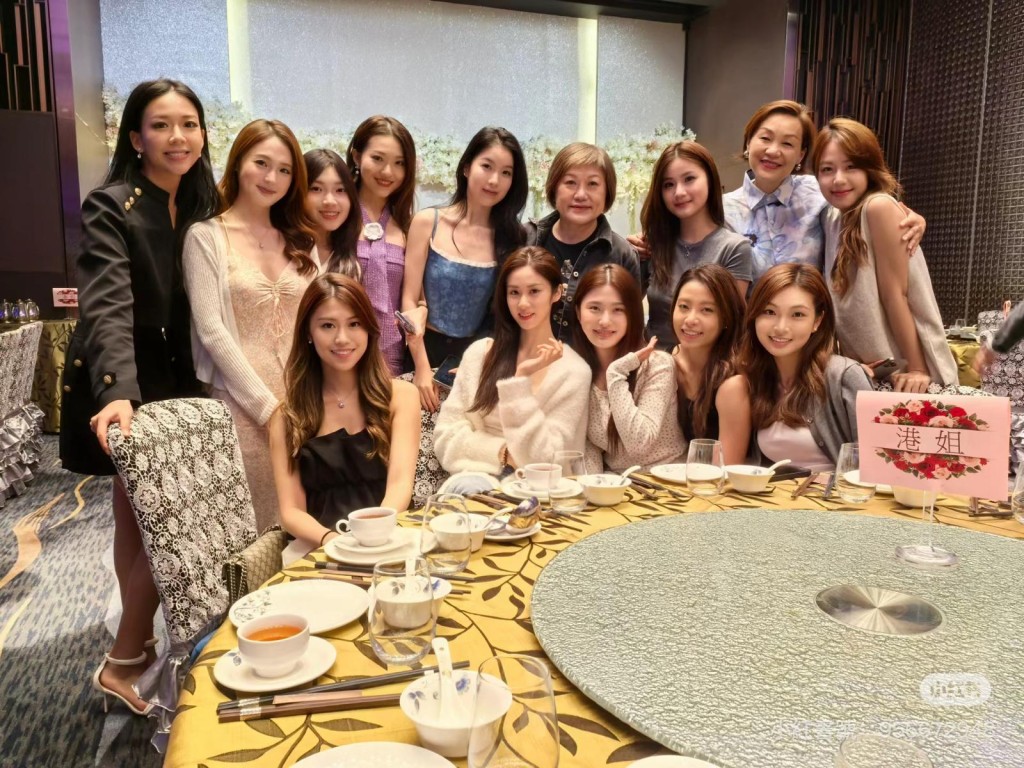 梁嘉莹與同屆港姐吳芷靖曾傳不和。 梁嘉莹與同屆港姐吳芷靖曾傳不和。