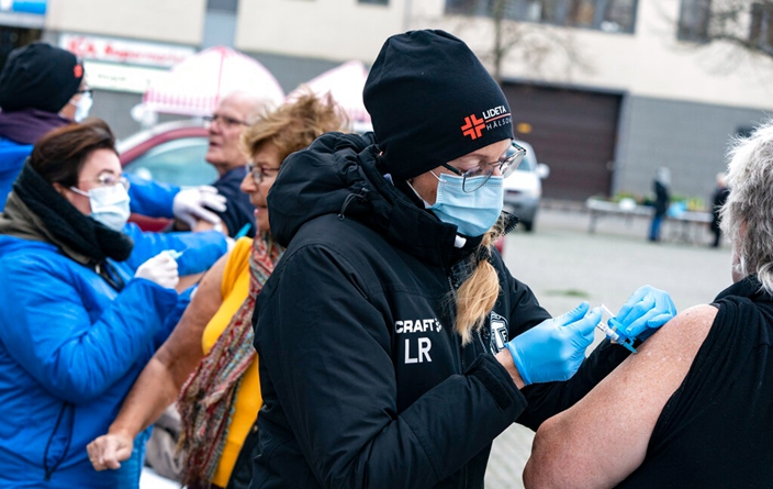 瑞典新冠确诊与死亡不断攀升，「佛系」抗疫宣告失败。AP