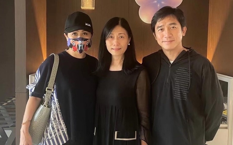 梁朝偉與劉嘉玲逛上海美術館與友人合照。