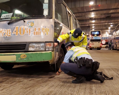 警員在站頭檢查小巴。