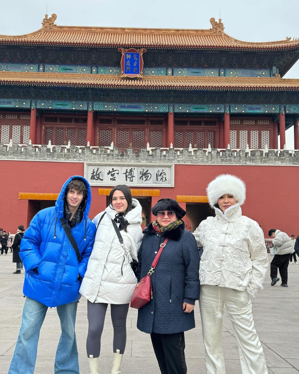 （右起）鍾麗緹、鍾媽媽、大女張敏鈞及其外籍男友Julian在故宮前三代同堂合照。