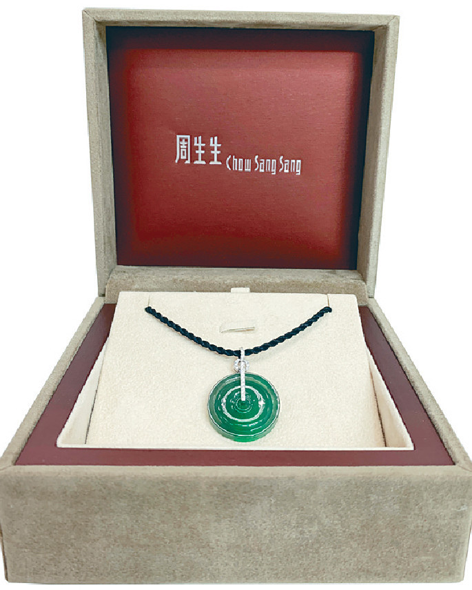 ■天然翡翠連碎石吊墜。