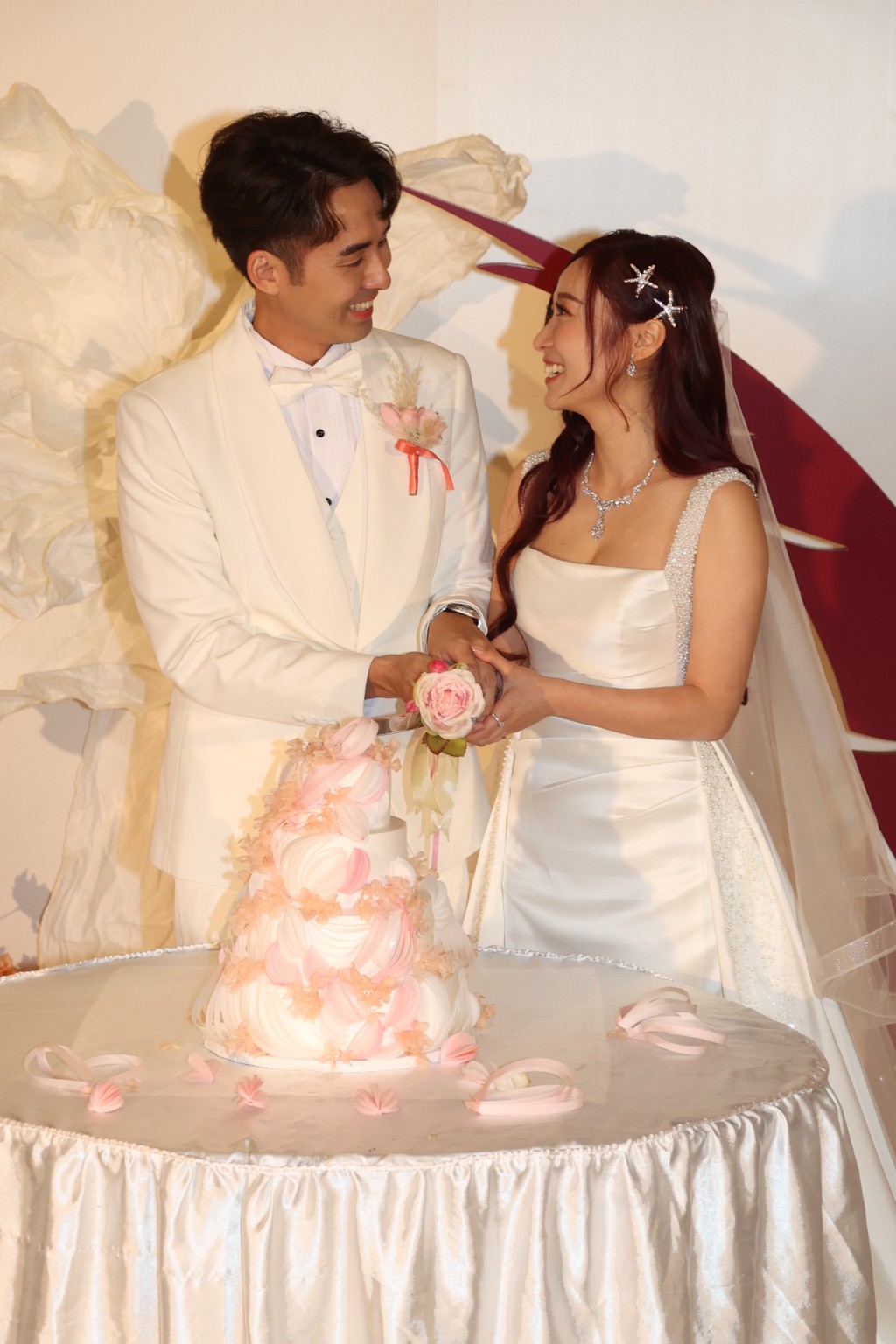 童星出身的黄美棋与男友锺健威（Ray）去年宣布结婚，今日（6日）假西贡五星级酒店WH HOTEL举行婚礼，筵开35席大宴亲朋。