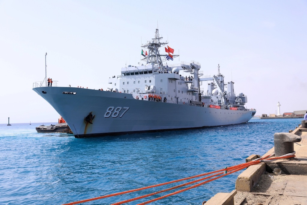 中国微山湖综合补给舰。