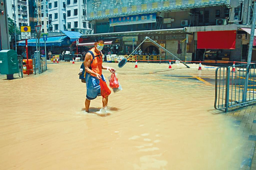 葵涌石蔭路恍如「澤國」，市民需涉水而行。