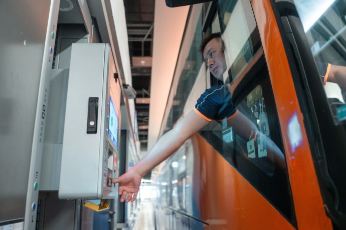 港深兩地跨部門團隊今日(23日)在新皇崗口岸「聯合一站式」車道進行第三次出入境壓力測試。 港深兩地跨部門團隊今日(23日)在新皇崗口岸「聯合一站式」車道進行第三次出入境壓力測試。