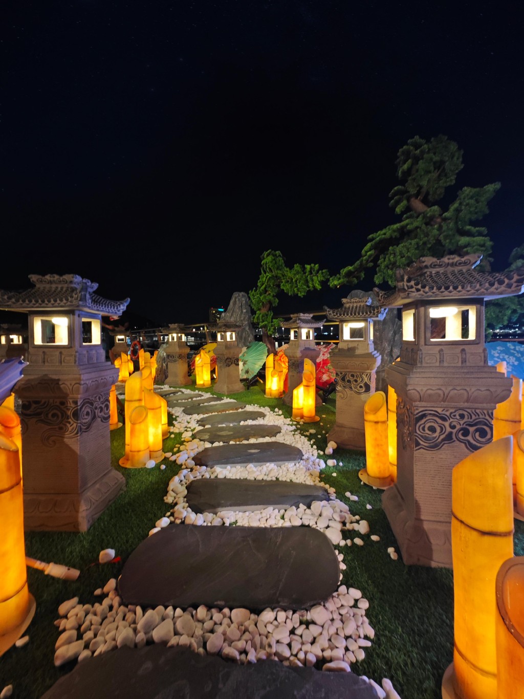 東涌海濱花燈節明起舉行，圖示「竹園小徑」。政府新聞處