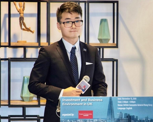 英国驻香港总领事馆前职员郑文杰（Simon Cheng）。