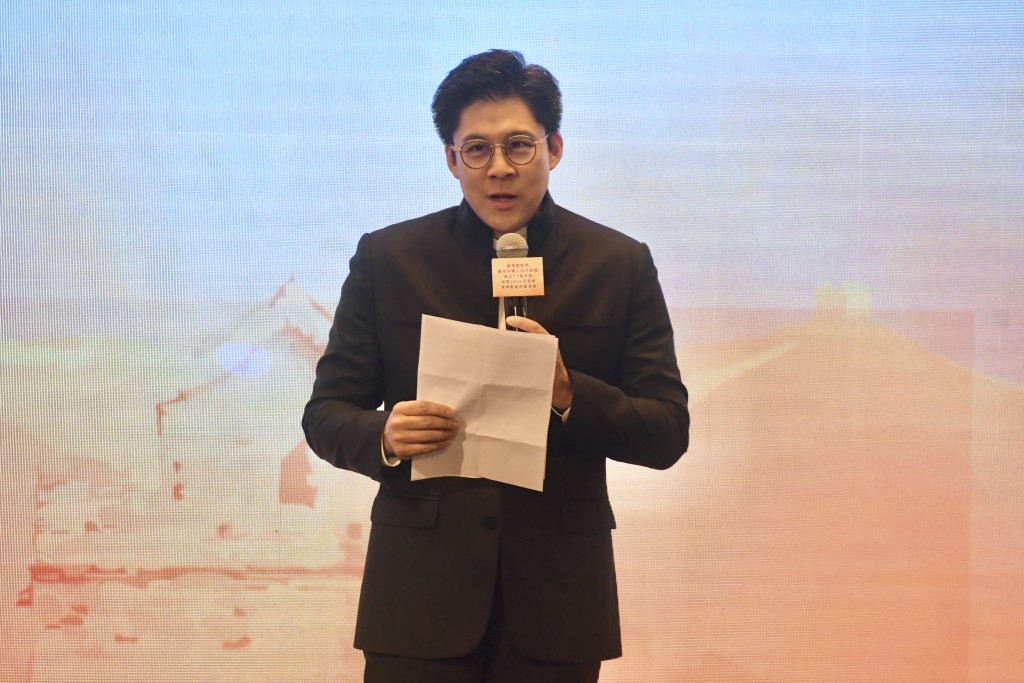 籌委會副主席兼秘耆長霍啟剛在台上致辭。楊駿堯攝