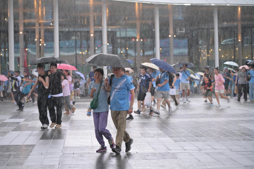 即使天公不作美下傍沱大雨，仍然澆不滅一眾熱血球迷的熱情。蘇正謙攝