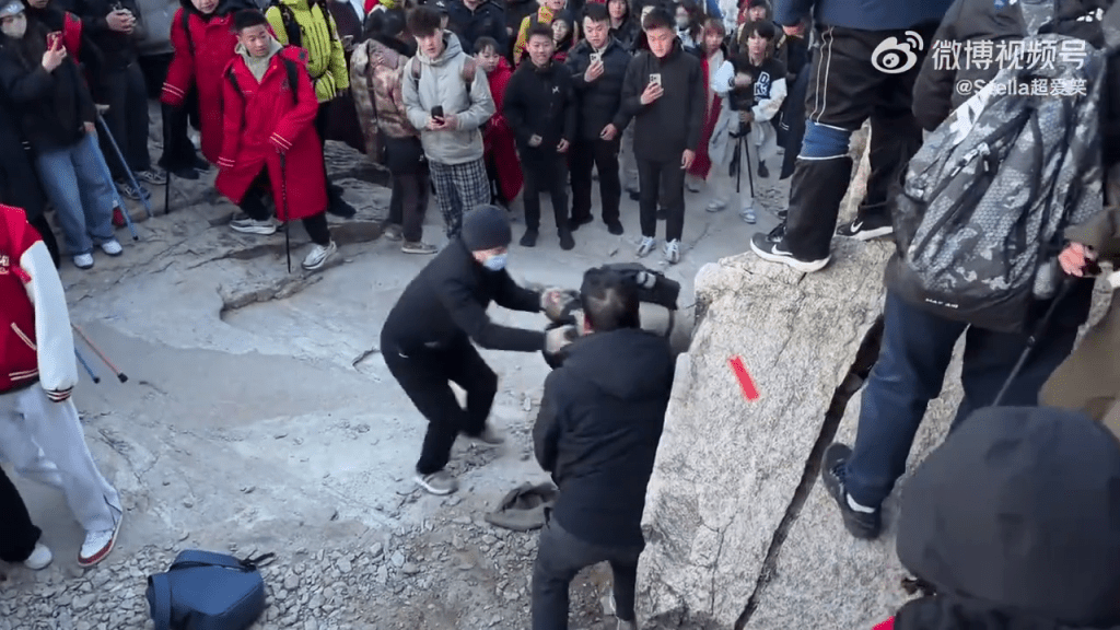 泰山游客为“争位”睇日出大打出手，场面失控。