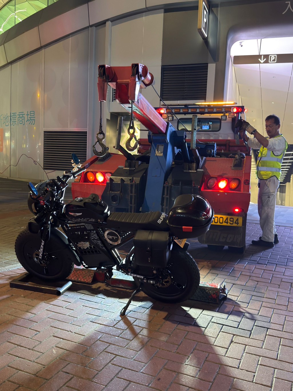 電動單車的車尾掛上寫有「玩具車」的車牌。