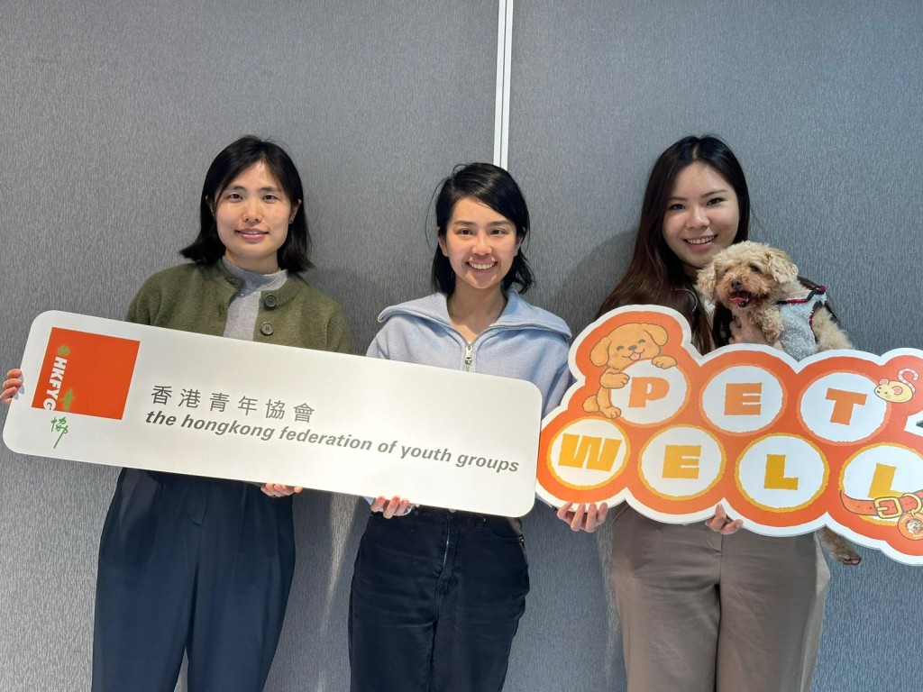 朱雪盈（右）经历爱犬离世之痛，令她深感自责而萌生创办「PetWell」的念头。王崇旖（中）称青协联系不同背景的旧生，为她创业提供支援。 钟绰盈摄