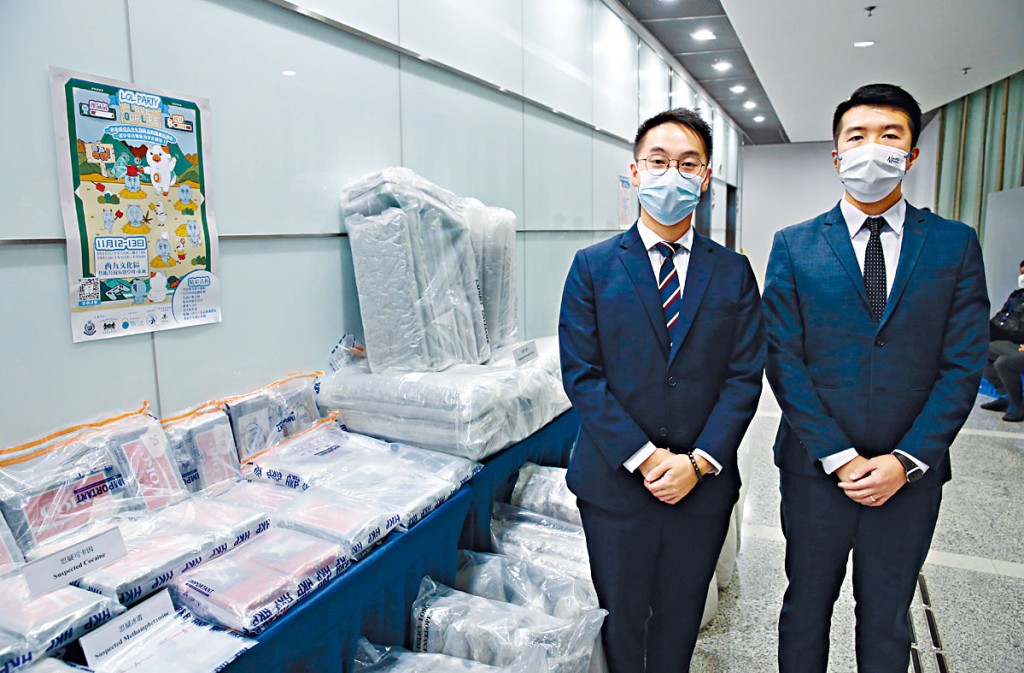 譚瑋諾（右）及曾憲釗展示證物。