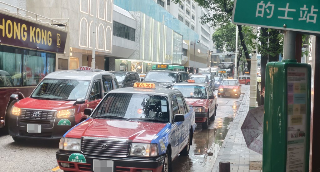 少數的士司機濫收車資,損害的士業界以至香港的聲譽。 徐裕民攝 少數的士司機濫收車資,損害的士業界以至香港的聲譽。 徐裕民攝