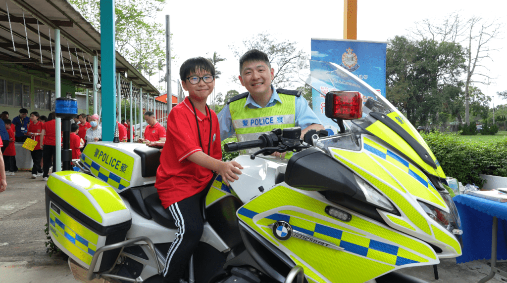 學員在活動中與警隊不同部門互動。