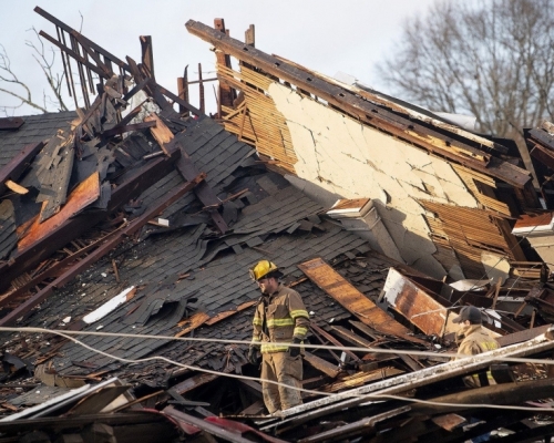 美国南部阿拉巴马州及佐治亚州受到龙卷风吹袭，多间房屋受到破坏，超过四万二千户无电力供应。AP