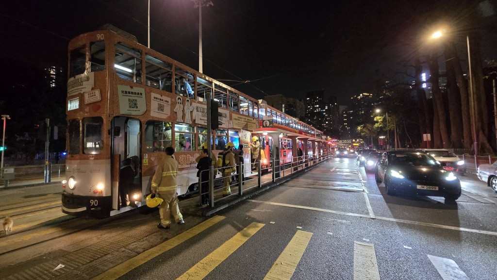 意外期間電車服務受阻,大排長龍。FB:Eric Cheng@馬路的事 (即時交通資訊台) 意外期間電車服務受阻,大排長龍。FB:Eric Cheng@馬路的事 (即時交通資訊台)