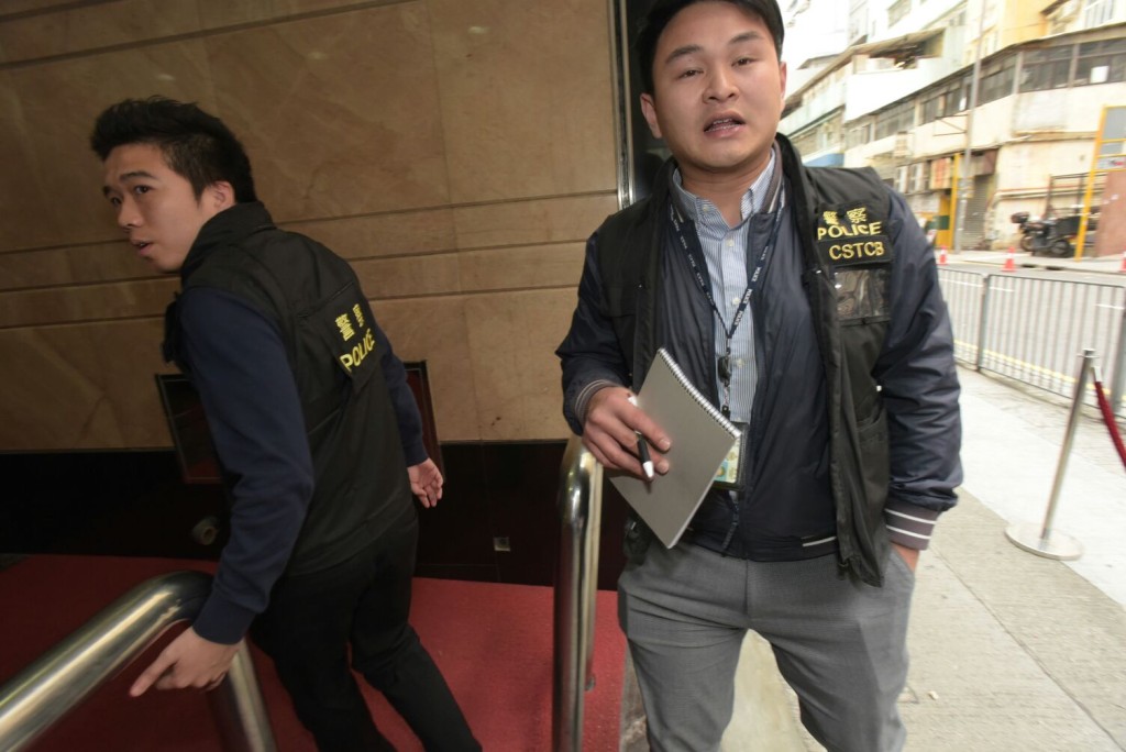 探員到香港寬頻葵涌辦公室調查。黃文威攝