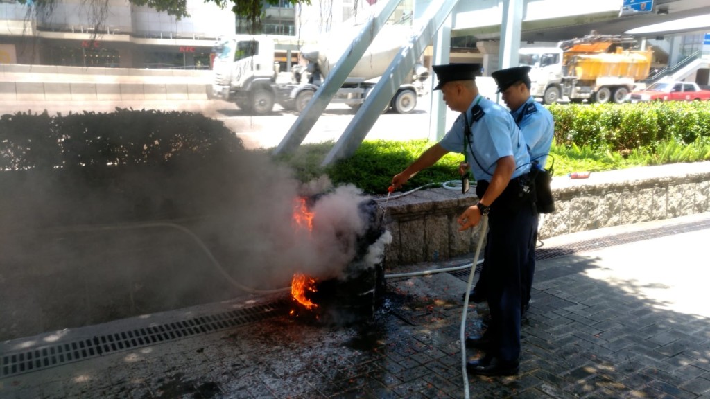 兩名警員,拿出附近的水喉滅火。