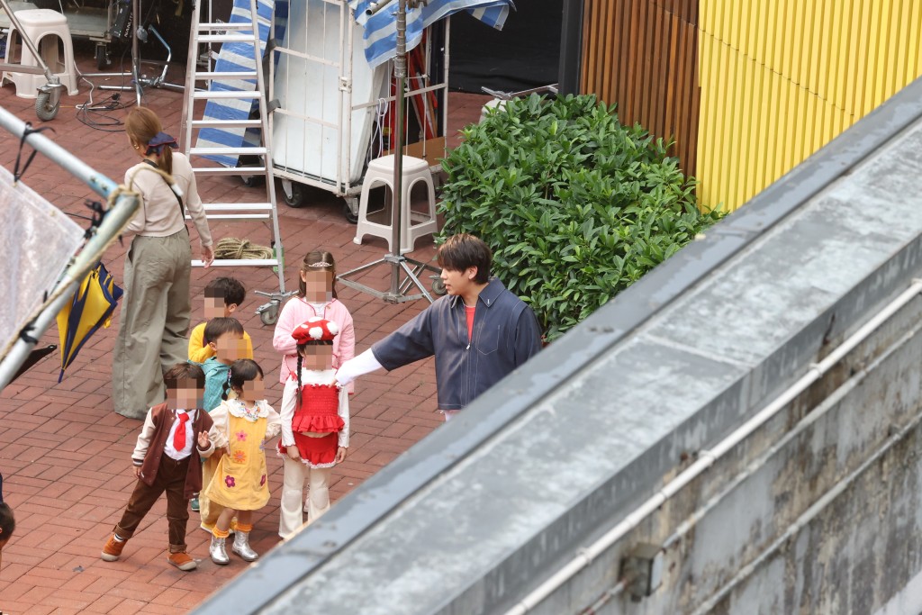 小朋友望住姜濤大哥哥，齊齊配合拍攝。