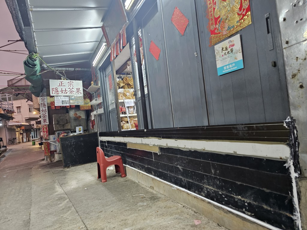 多间商铺及食肆已提早关门，并在门外加装防水板及放置大量沙包。