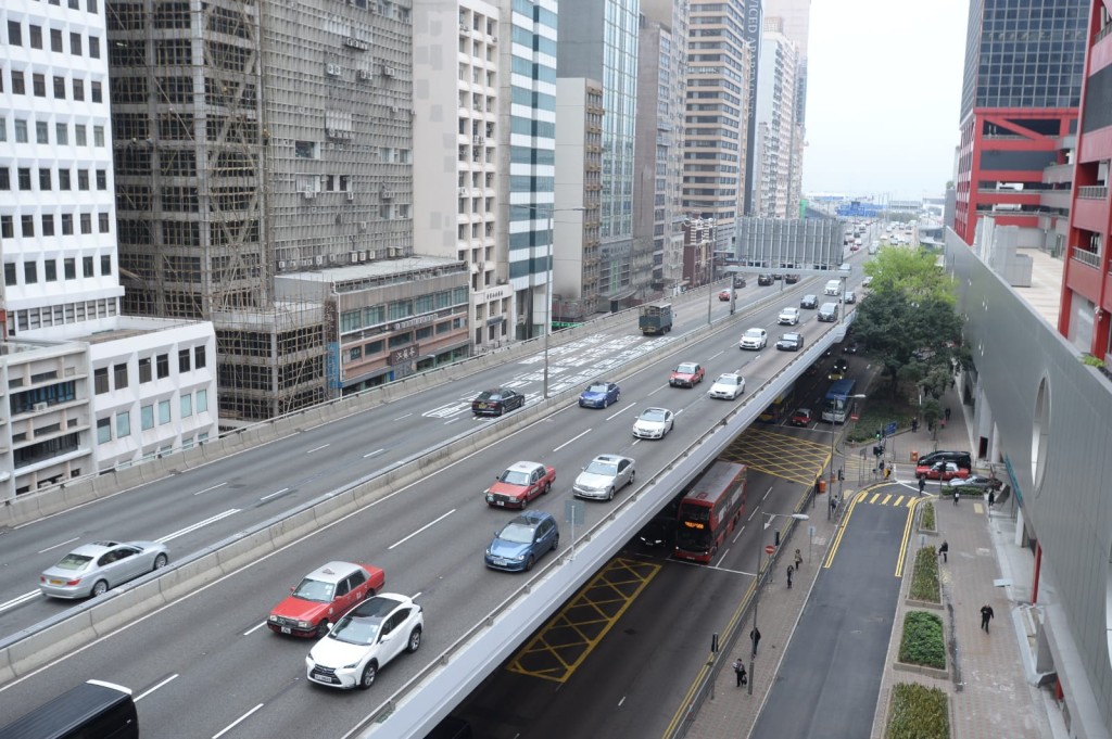 中環及灣仔繞道全面通車，車流較昨日周日增加。
